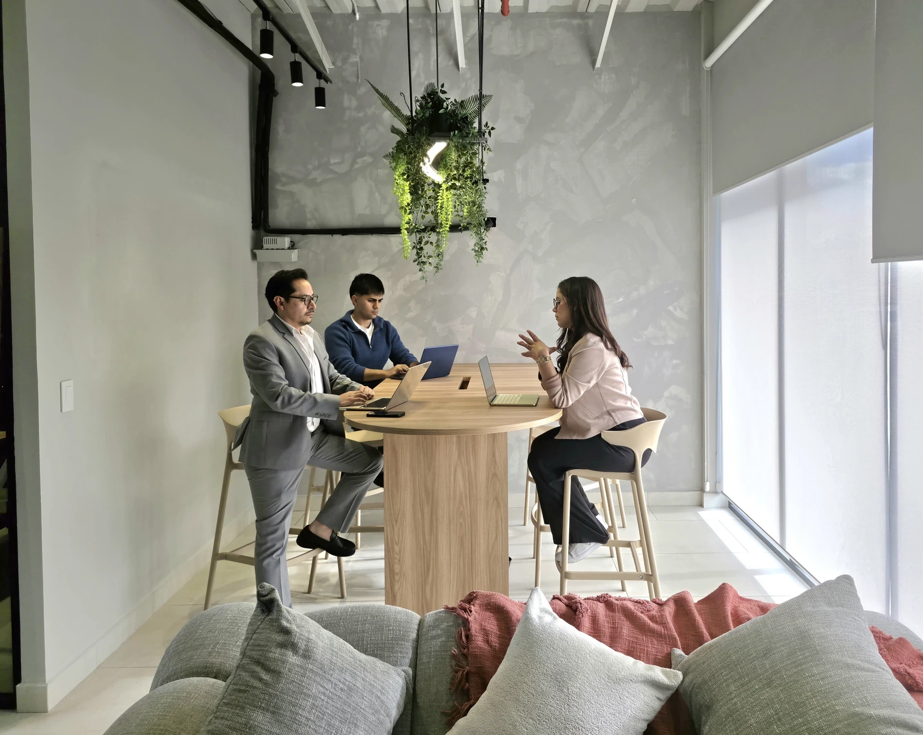 Equipo de Amerinode en una reunión de trabajo
