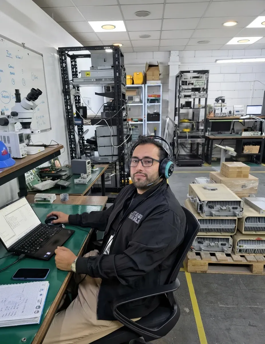 Técnico de Amerinode en el laboratorio de reparación